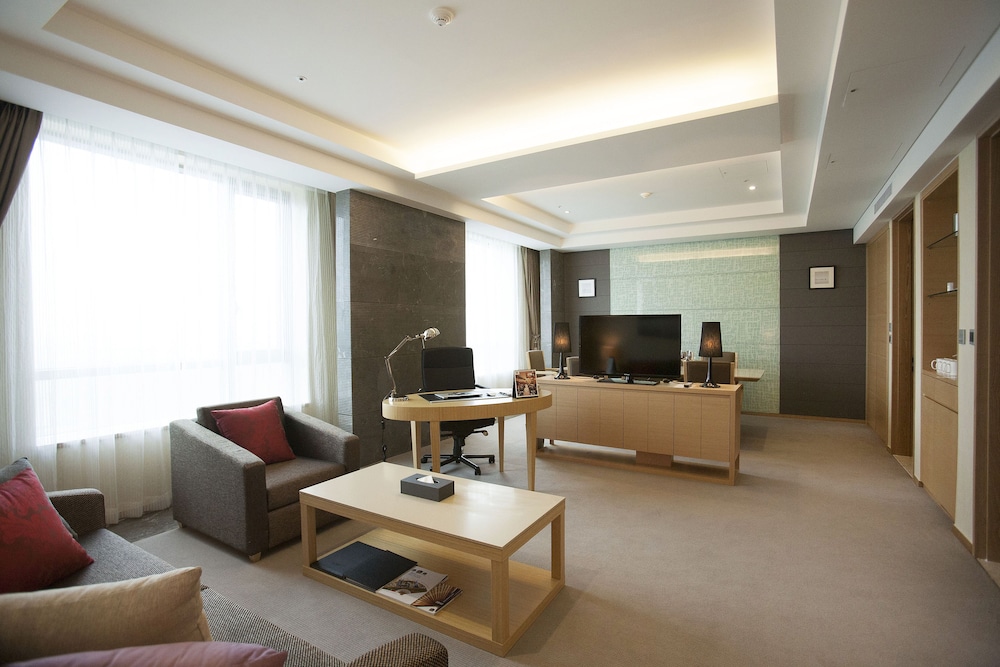 Executive Suite, 1 King Bed, Non Smoking, Refrigerator & Microwave photo 3