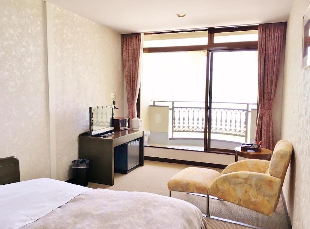 Twin Room 16sqm (Private Bathroom, Mount Fuji and Lake Shoji View), Non Smoking photo 2