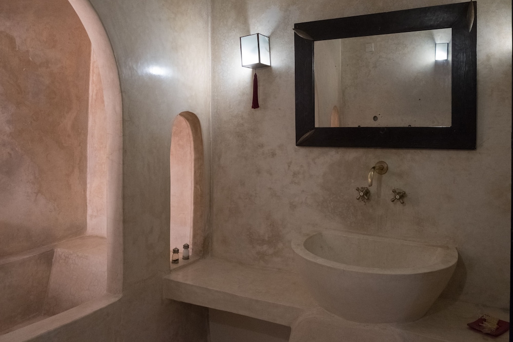 Double Room (Red) - Photo 5