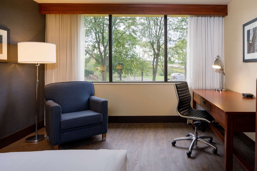 Room, 1 King Bed, Accessible, Bathtub (Mobility/Hearing) - Photo 4