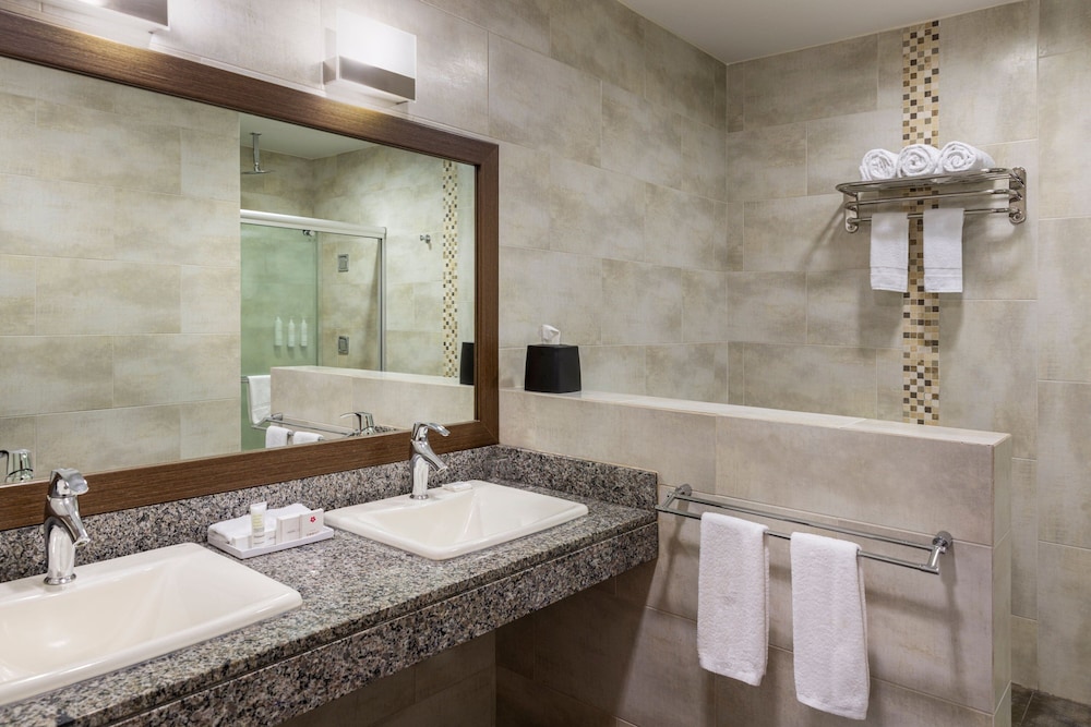 Suite, 2 Bedrooms - Photo 2