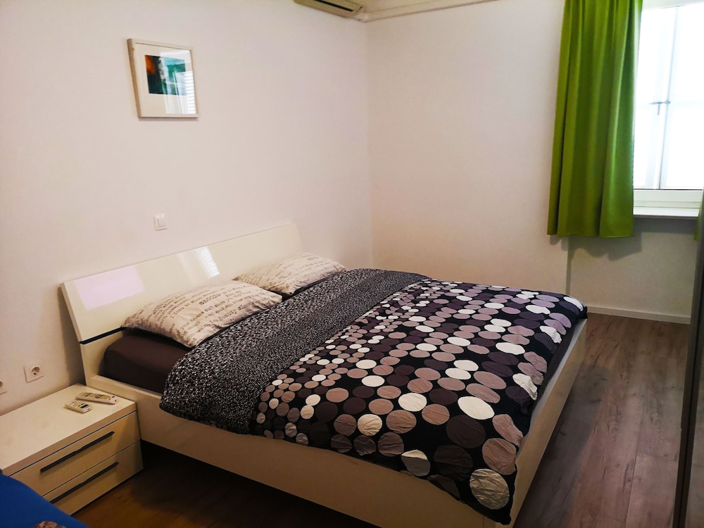 Room, 1 Queen Bed, Non Smoking, Shared Bathroom