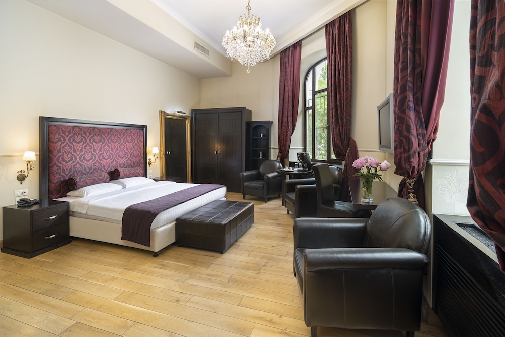 Executive Room - Photo 6