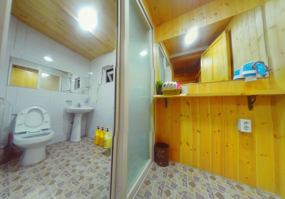 Triple Room, Private Bathroom (Free Korean Traditional Clothes Exp.) photo 3