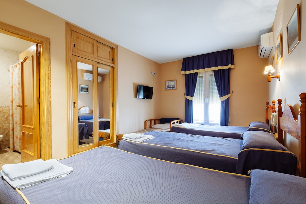 Family Room for 3 adults and 1 Child younger than 12 years old - Photo 3
