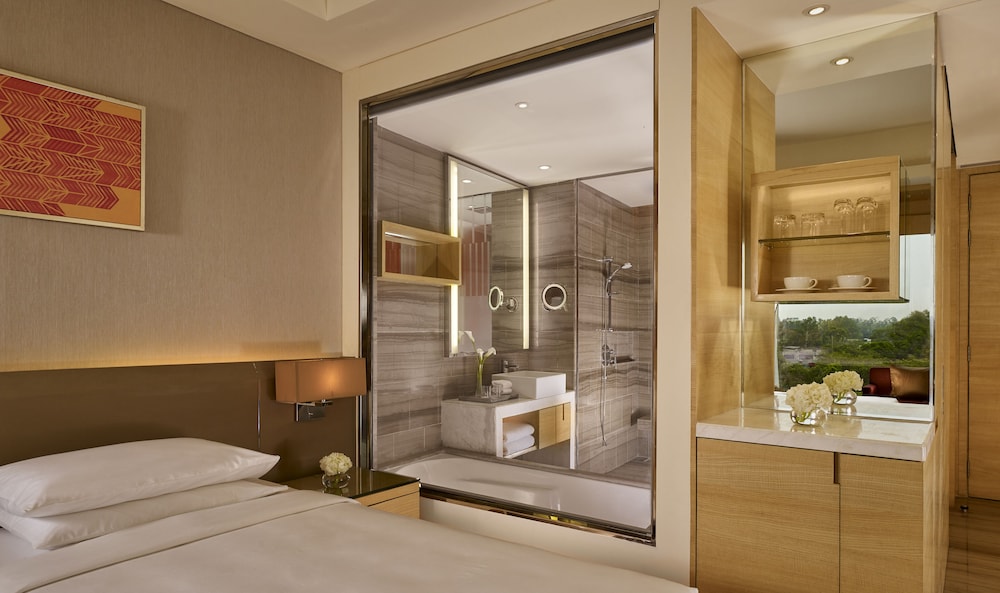 Regency Club with Lounge Access - King Bed