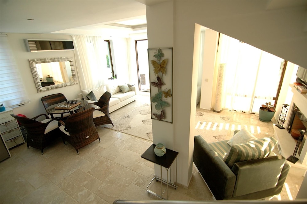 Villa photo 2