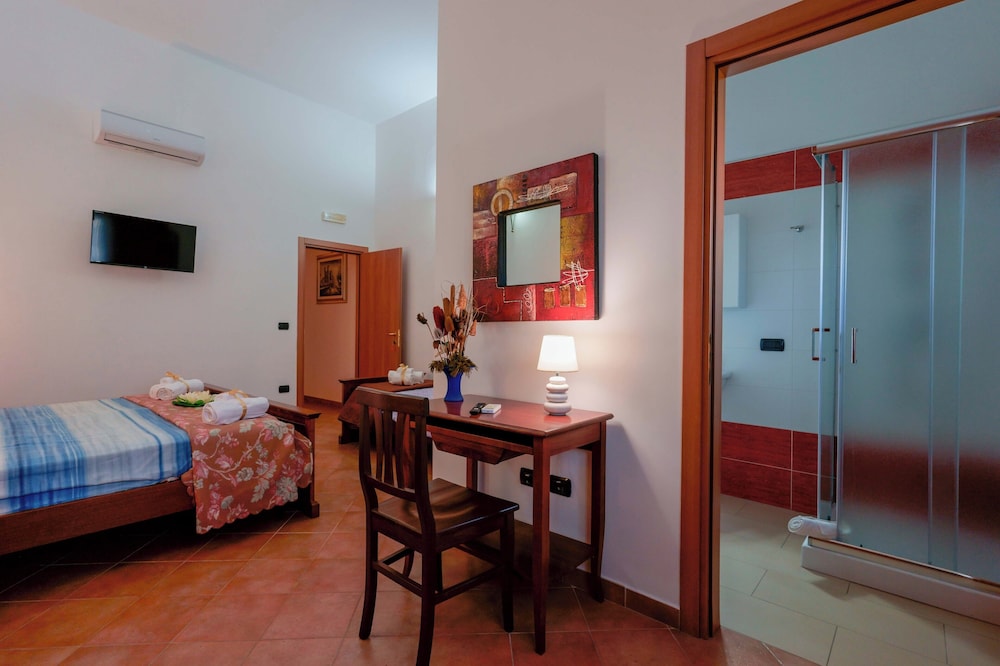 Deluxe Triple Room, Multiple Beds, City View photo 1