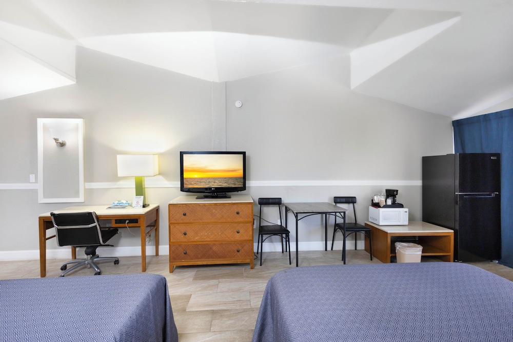 Classic Room with 2 Queen Beds photo 1