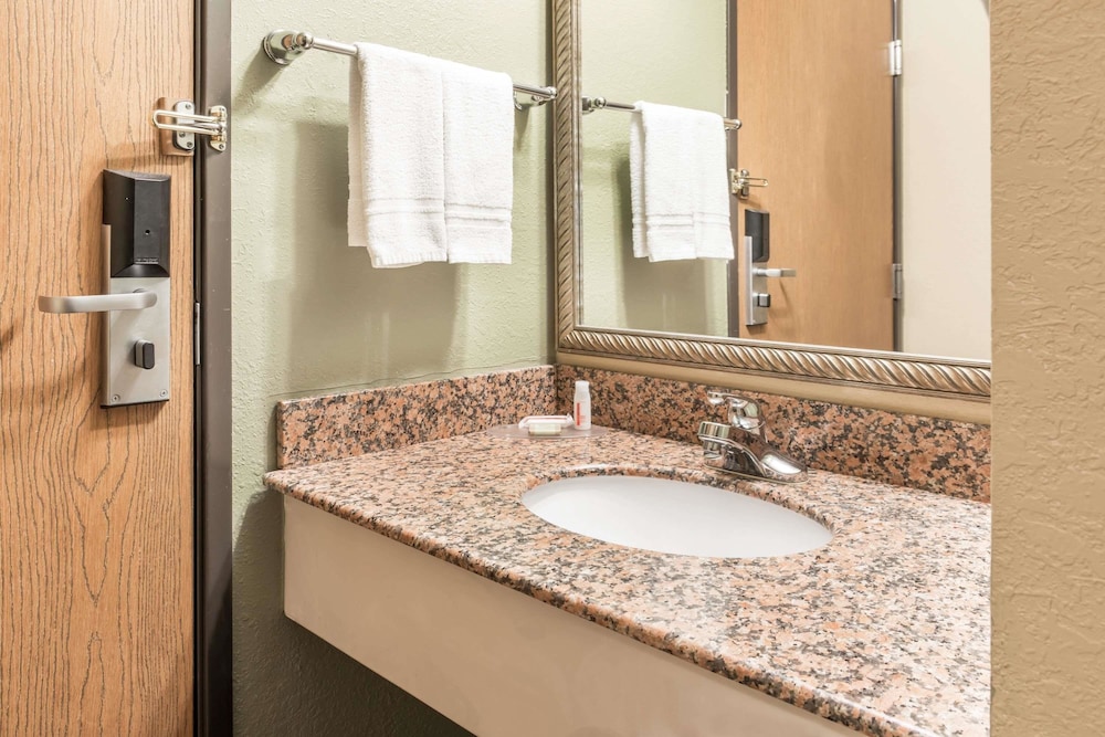 Room, Accessible - Photo 4