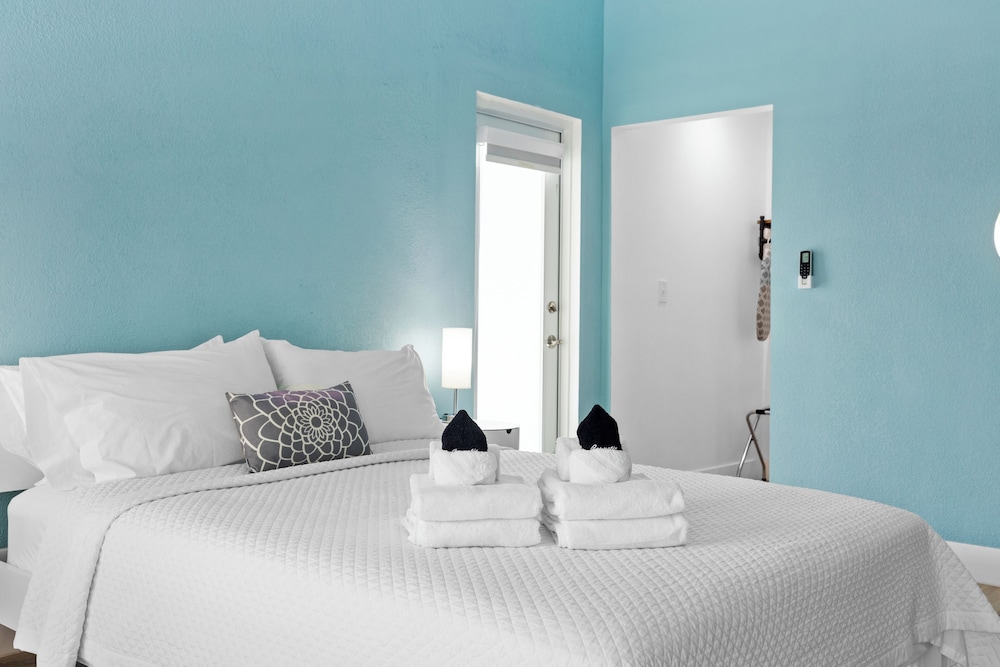 Deluxe Room, 1 Queen Bed, Non Smoking, Pool View photo 2