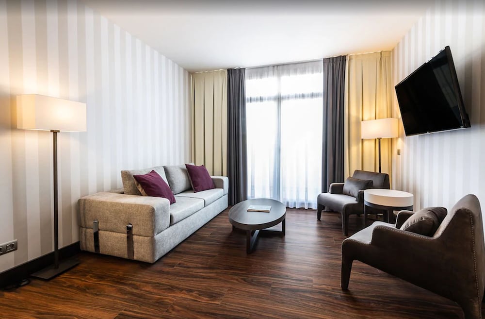 Junior Suite, 1 Queen Bed, Balcony (Deluxe) photo 2