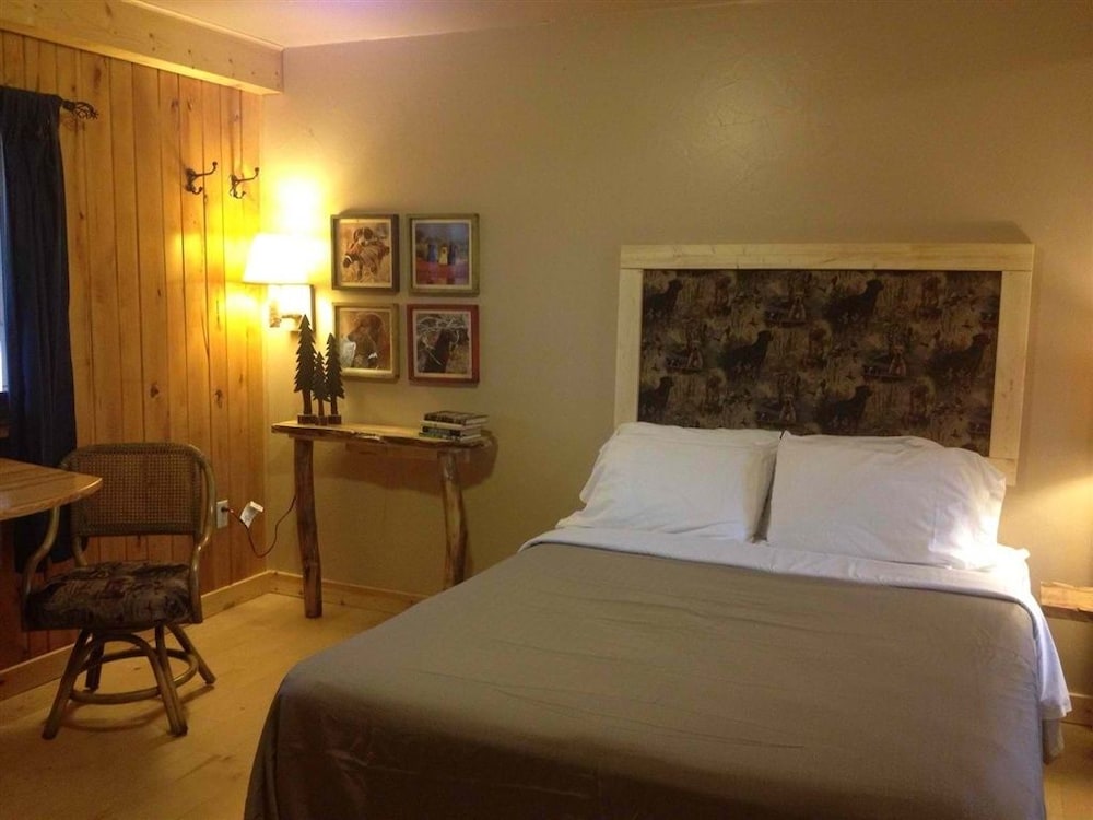 Standard Room, 2 Queen Beds, Refrigerator & Microwave (The Bird Dog) photo 3