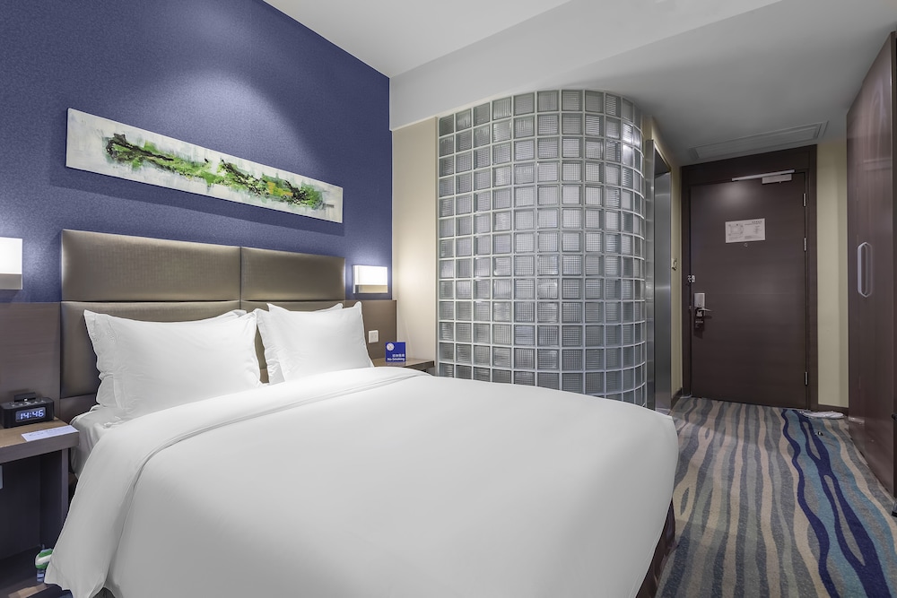 Standard Room, 1 Queen Bed (Extra Floor Space)
