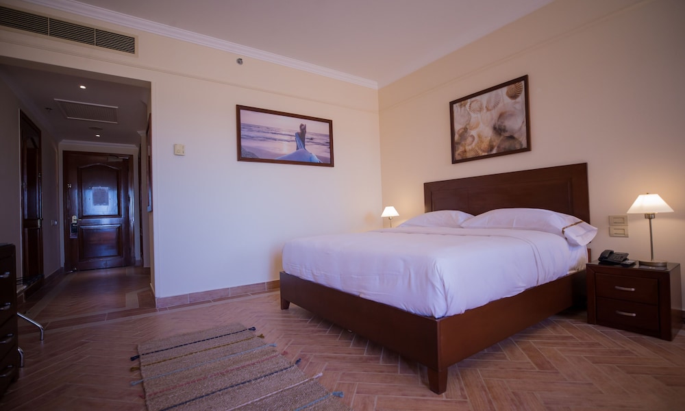 Standard Room, 1 King Bed photo 3