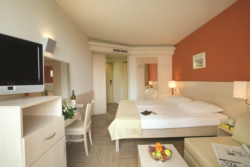 Room for 2+1