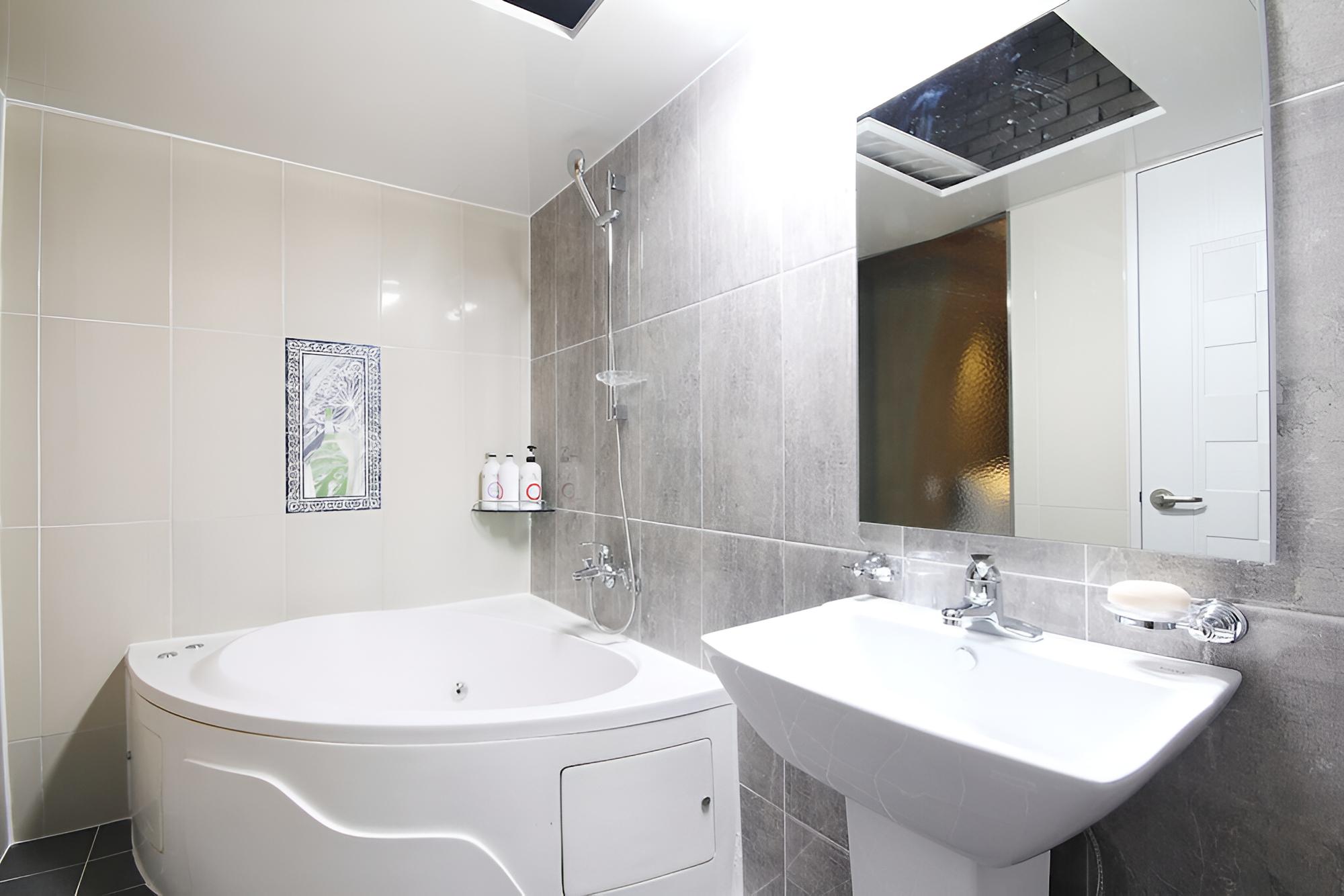 Room (Deluxe (PC/Bathtub)) - Photo 3
