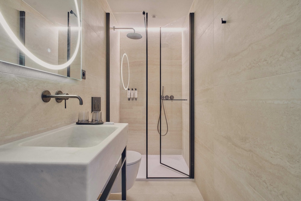 Deluxe One-Bedroom Apartment with Balcony and City View 503