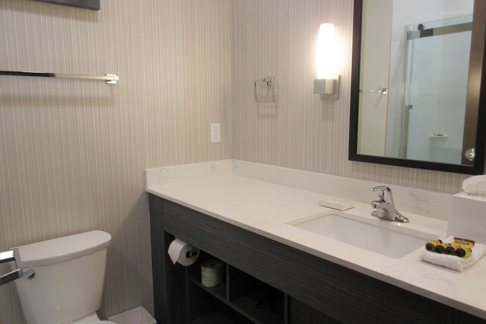 Standard Room, 1 King Bed, Non Smoking, Balcony (Dining Table) - Photo 4