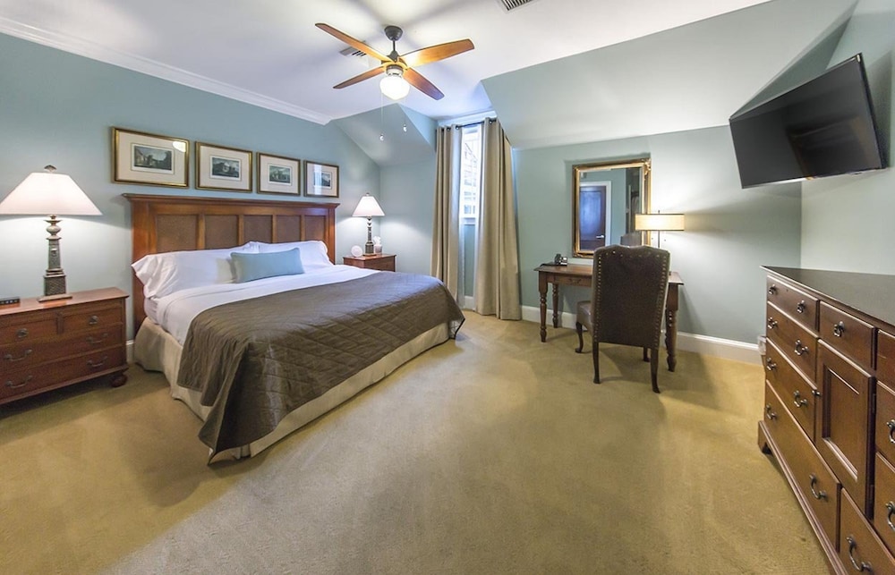 Standard Suite, 1 King Bed, Non Smoking (Masters Suite) photo 1