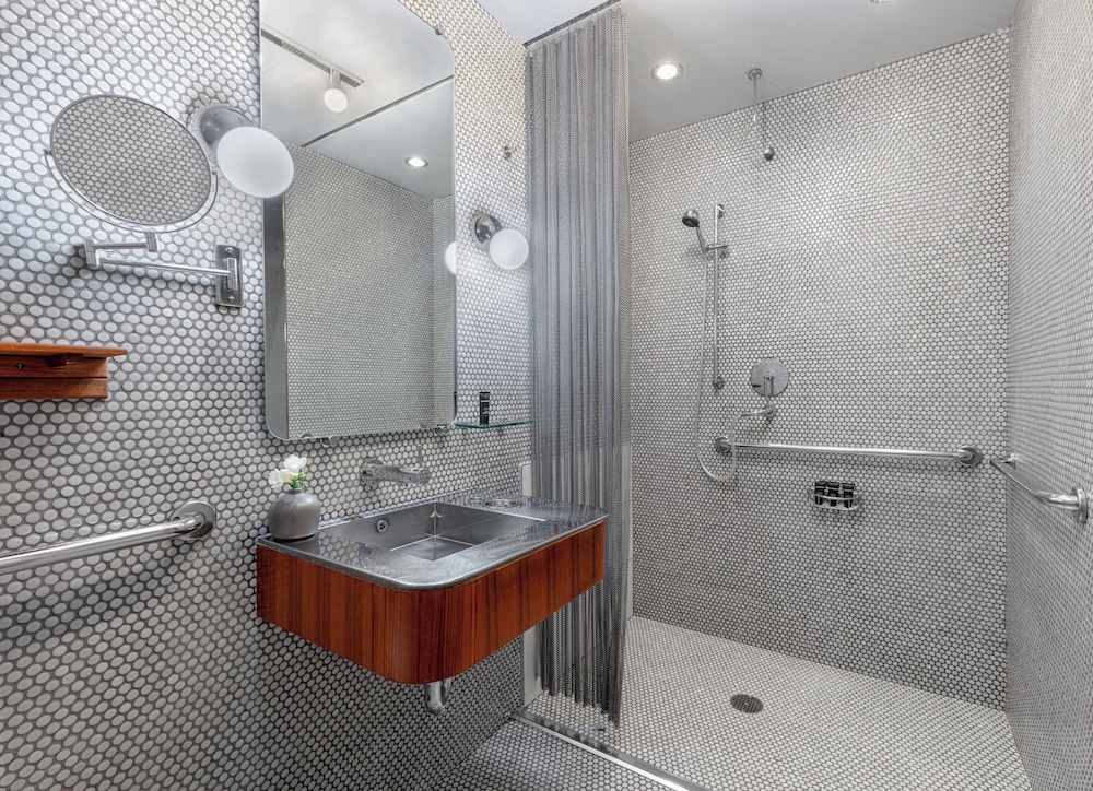 Room, 1 King Bed, Pool Access (Roll-In Shower, Gold) thumbnail 5