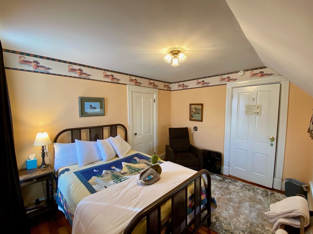 Basic Double Room, Shared Bathroom, Garden View photo 3
