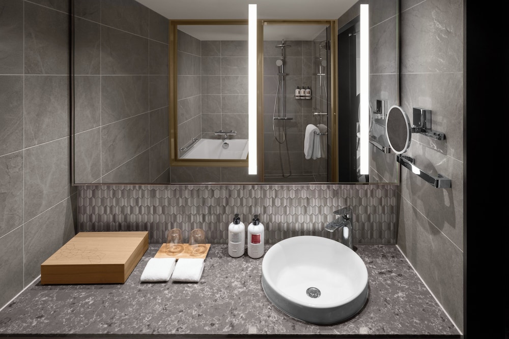 Premium Room, 1 King Bed, Club Lounge Access (Bath)