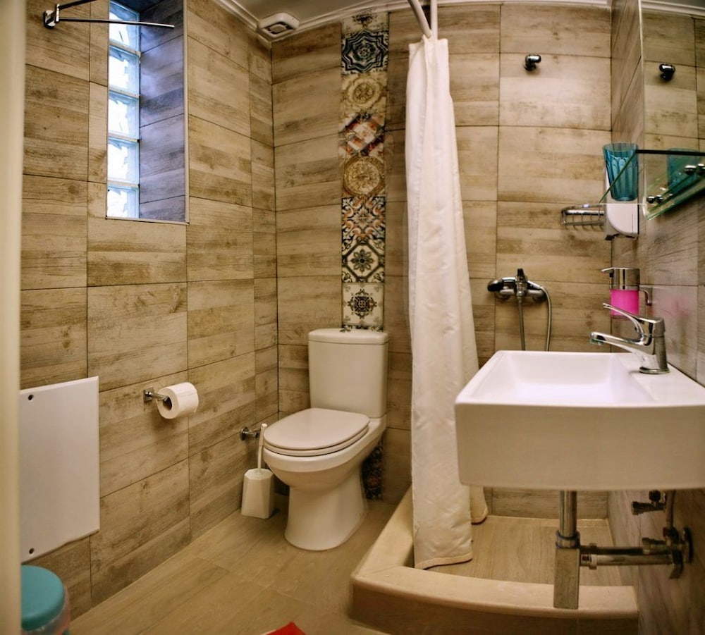 Basic Studio, 2 Twin Beds, Kitchen, Courtyard View photo 2