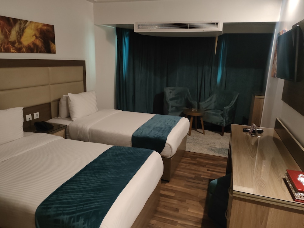 Family Suite, 2 Bedrooms, Pool View