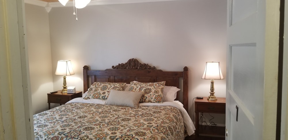 Traditional Room, 1 King Bed, Non Smoking, Fireplace photo 1