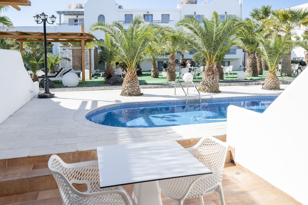 Junior Suite with sharing pool - Photo 7