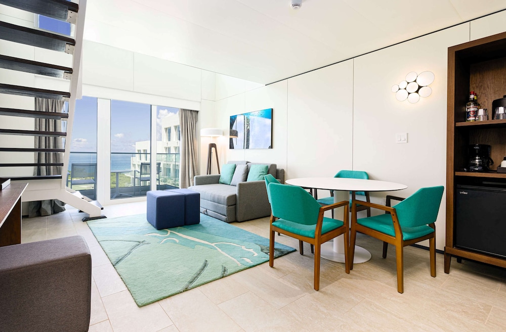 Executive Suite, 1 King Bed with Sofa bed, Pool View (Sky Loft Suite)