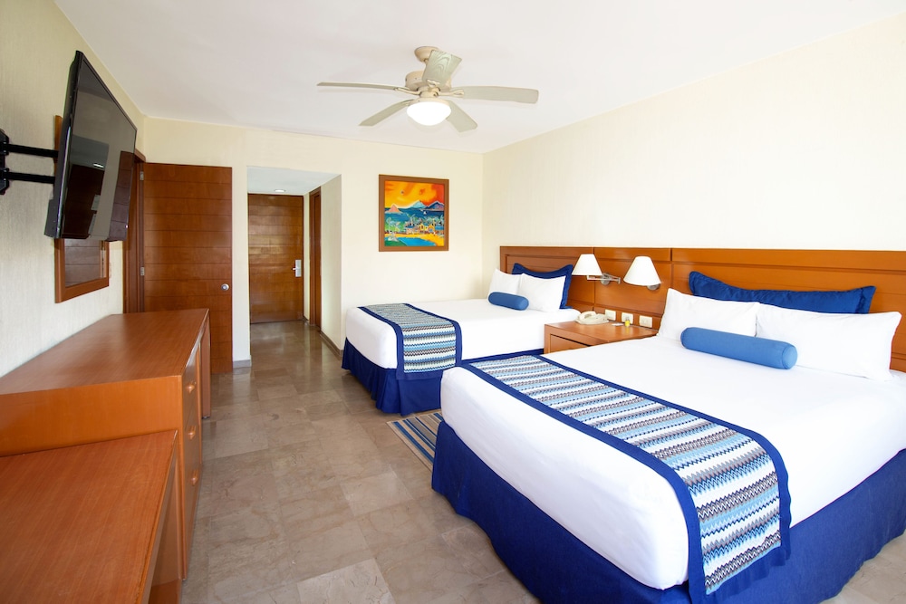 Two Bedroom Family Suite Pool View - Photo 4