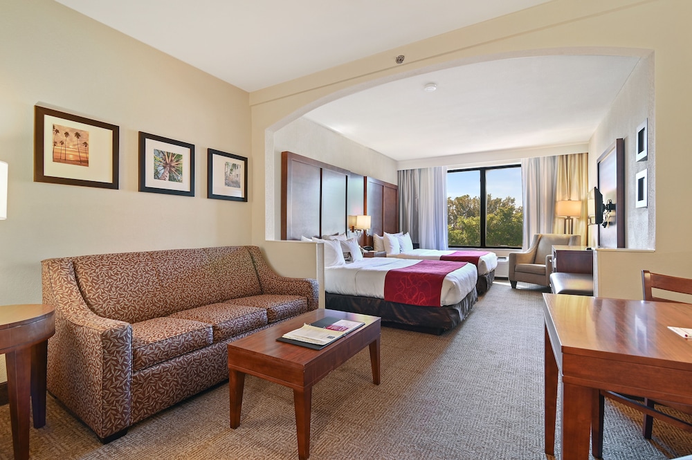 Suite, 2 Queen Beds, Non Smoking - Photo 7