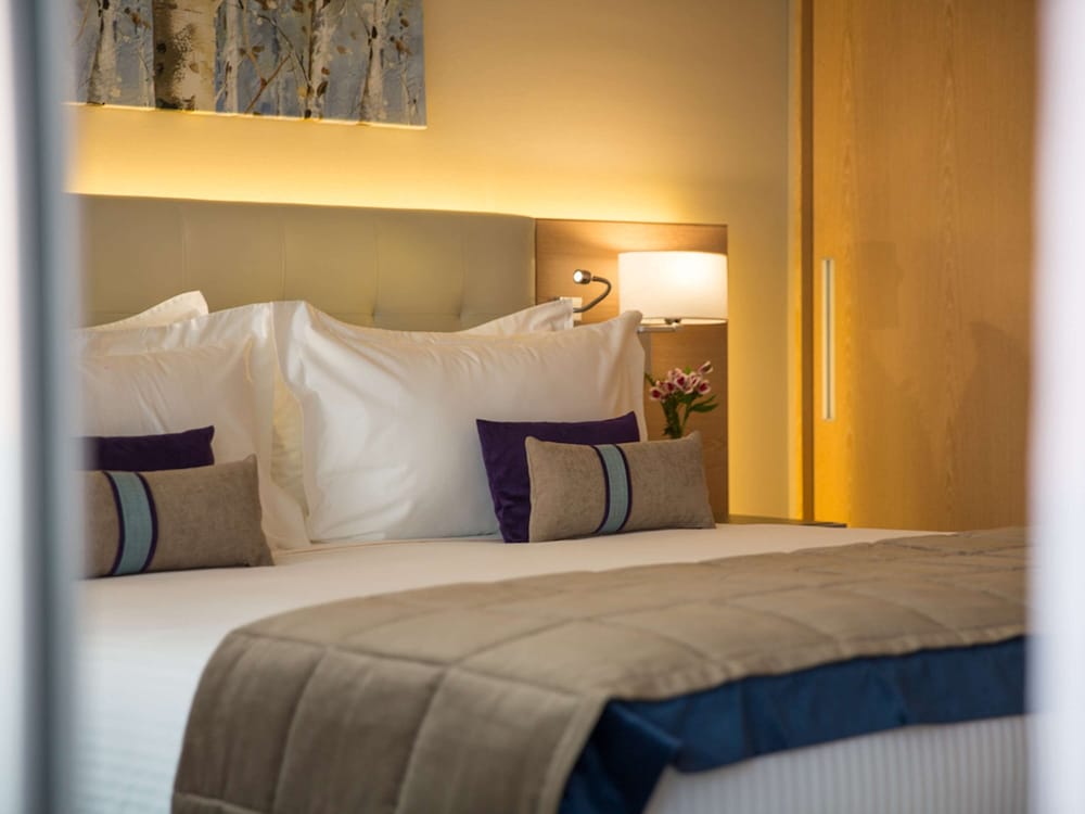Deluxe Room, 1 King Bed, Balcony thumbnail 5