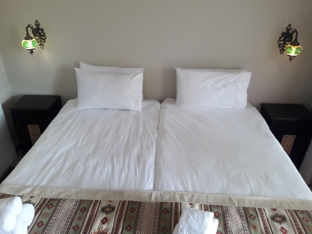 Standard Twin Room, 2 Twin Beds, Ensuite photo 2