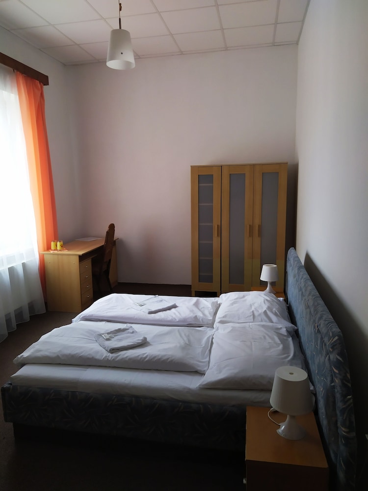 Basic Double Room, Shared Bathroom photo 3