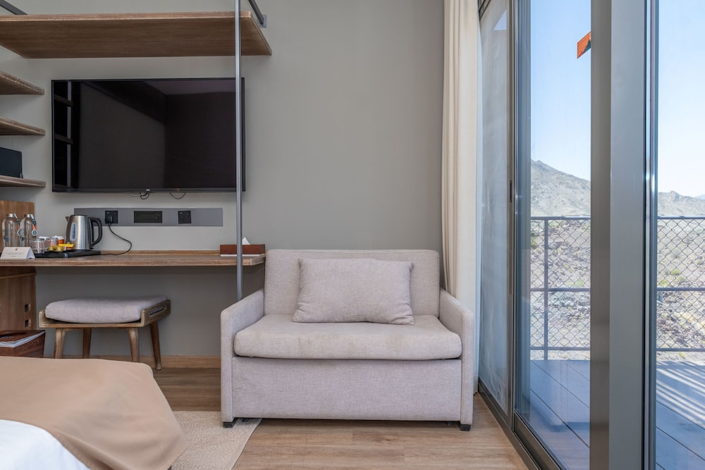 Deluxe Lodge with Mountain Backdrop and Complimentary Adventure Activities photo 2