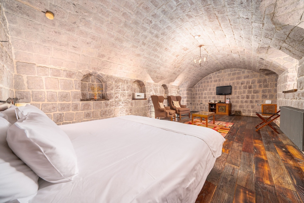 Deluxe Cave Room - Photo 6