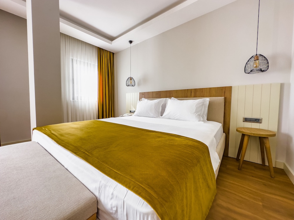 Deluxe Triple Room, Side Sea View - Photo 3