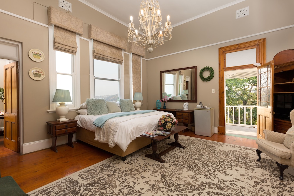 Classic Suite, 1 King Bed, Private Bathroom, River View (Master) photo 1