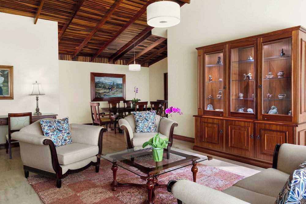 2 Bedroom Pres. Suite, Jetted tub and Sauna, Business Lounge Access photo 2