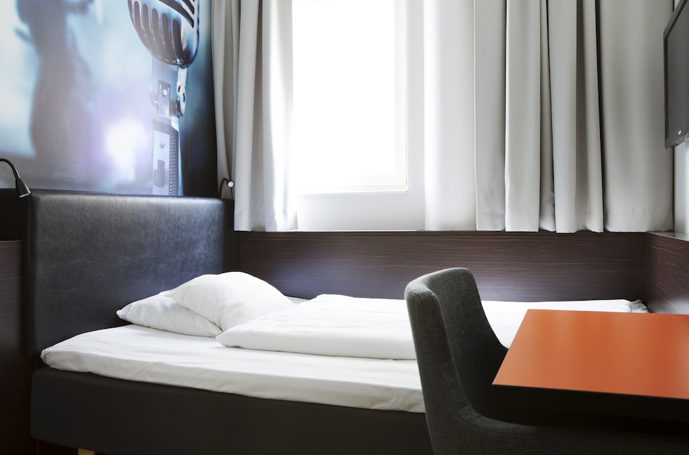 Room (Compact Single) - Photo 2