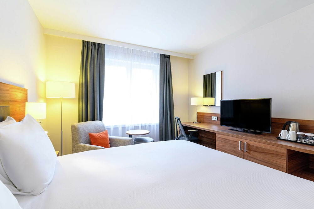 King Room with Garden View thumbnail 6