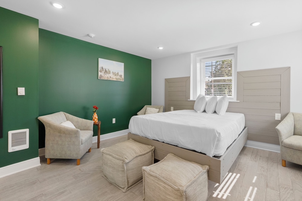 Deluxe Suite, 1 Queen Bed, City View