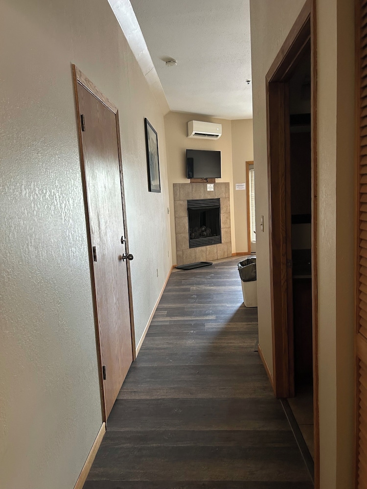 Suite, 1 Bedroom, Mobility Accessible (Cedar Haus, 1 King bed) - Photo 4