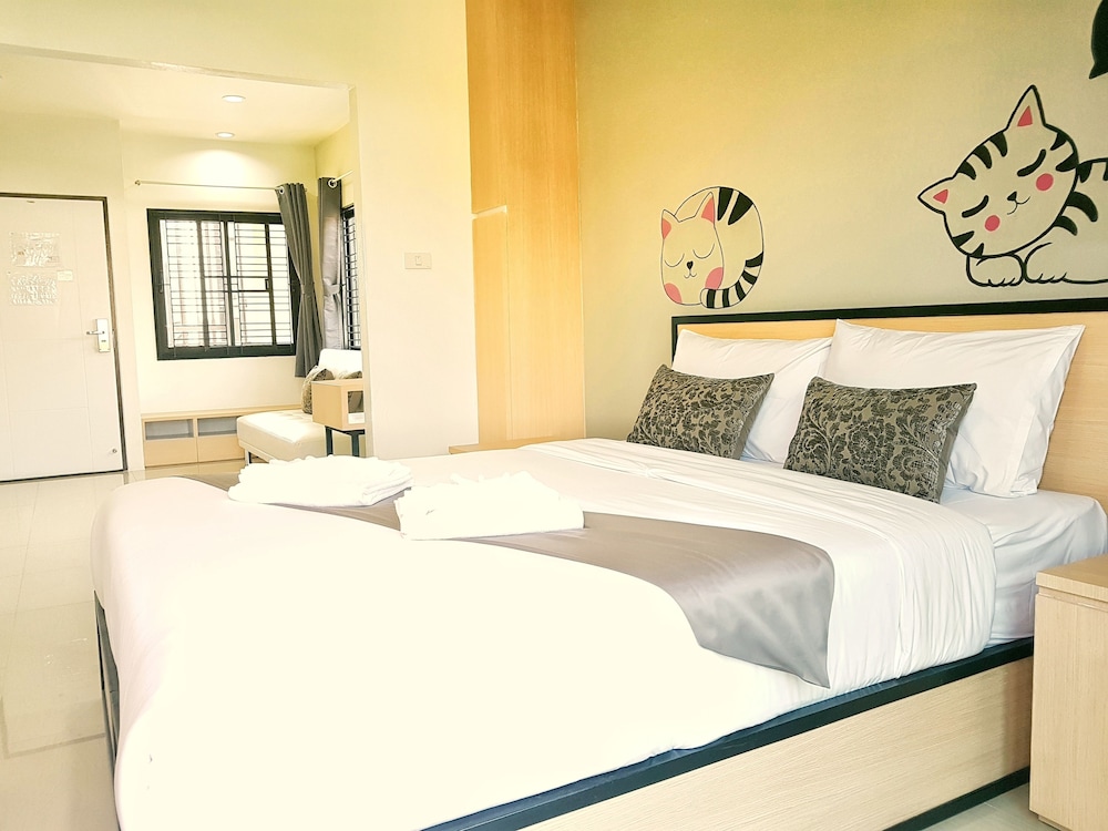 Deluxe Studio, 1 Queen Bed, Balcony