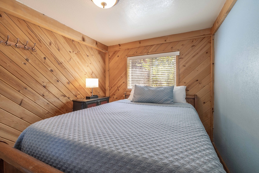 Family Cabin, Private Bathroom, Mountain View (001 2BR 2Q)