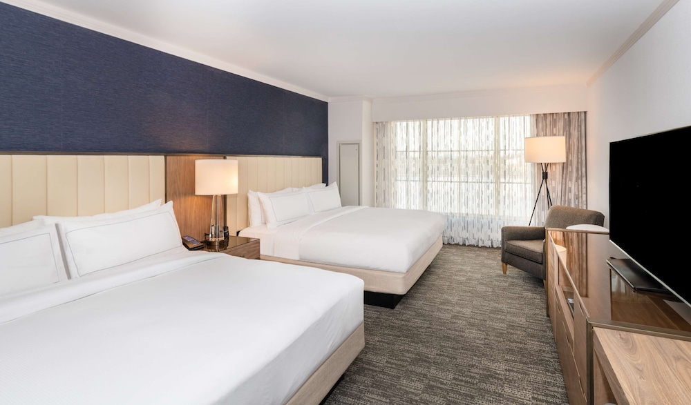 room, 2 queen beds, accessible (mobility & hearing, roll-in shower) photo 1