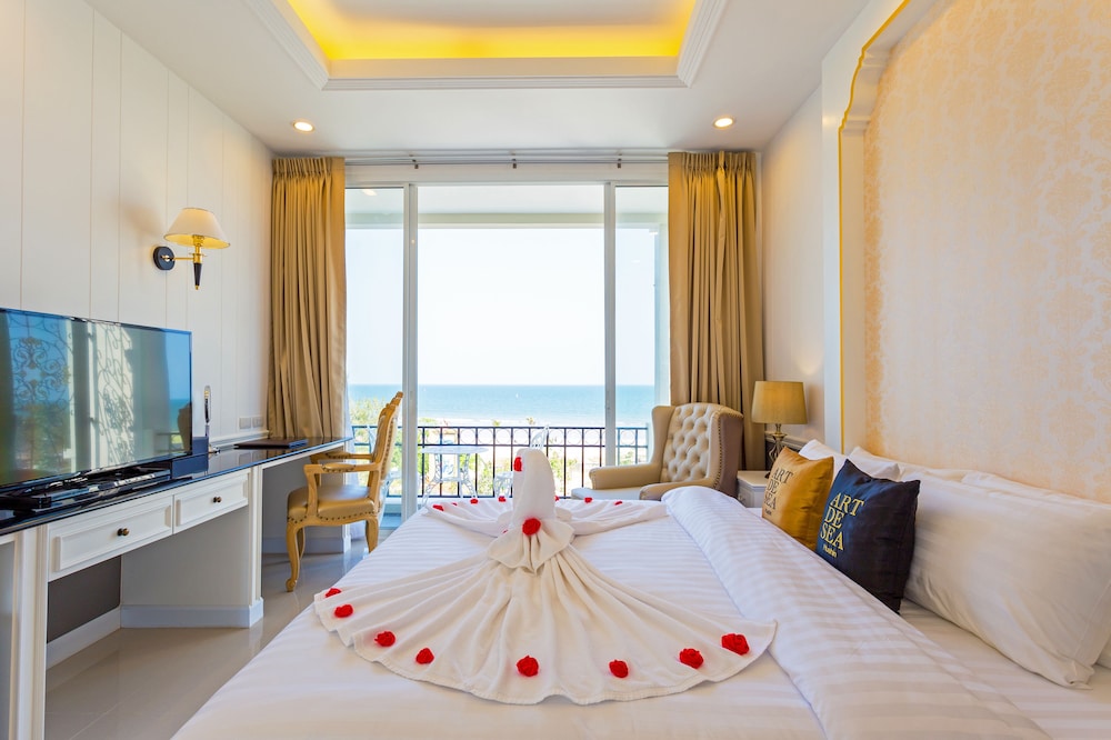 Deluxe Room, 1 King Bed photo 2